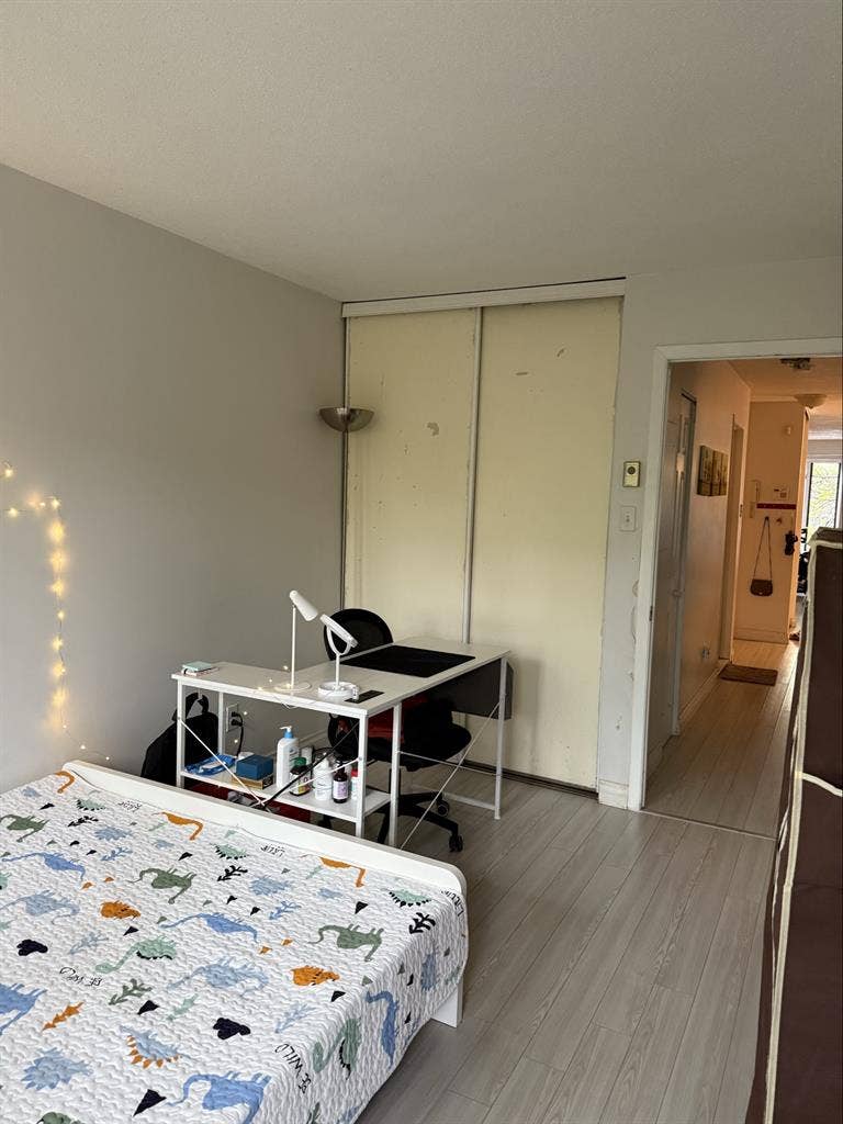 Female Roomate needed