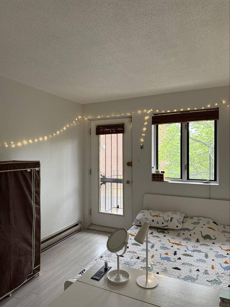 Female Roomate needed