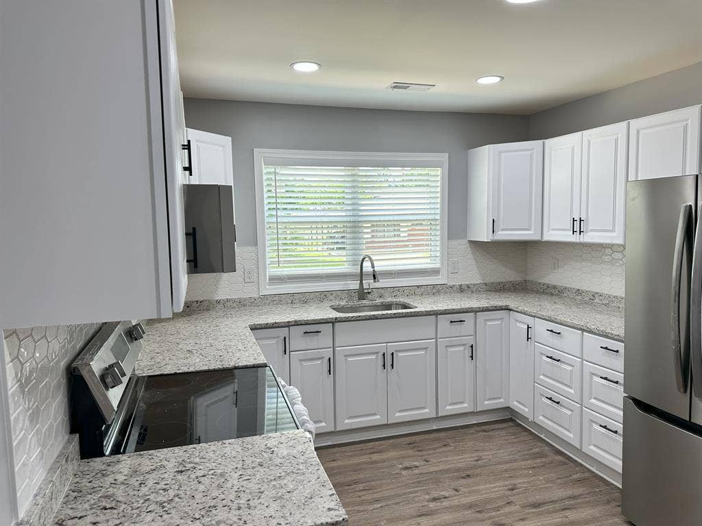 Rooms for Rent – 5-Min Walk to UAH!