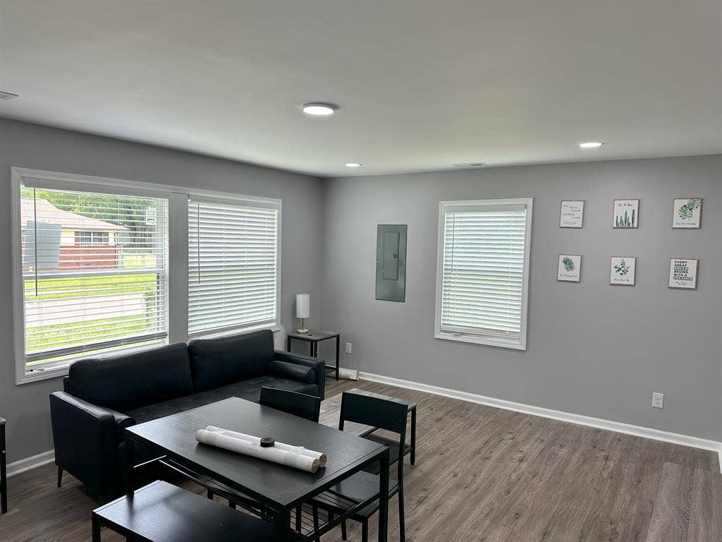 Rooms for Rent – 5-Min Walk to UAH!