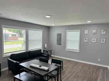 Rooms for Rent – 5-Min Walk to UAH!