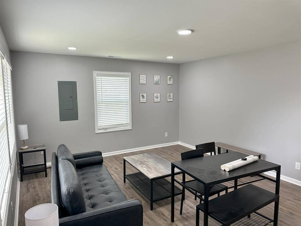 Rooms for Rent – 5-Min Walk to UAH!