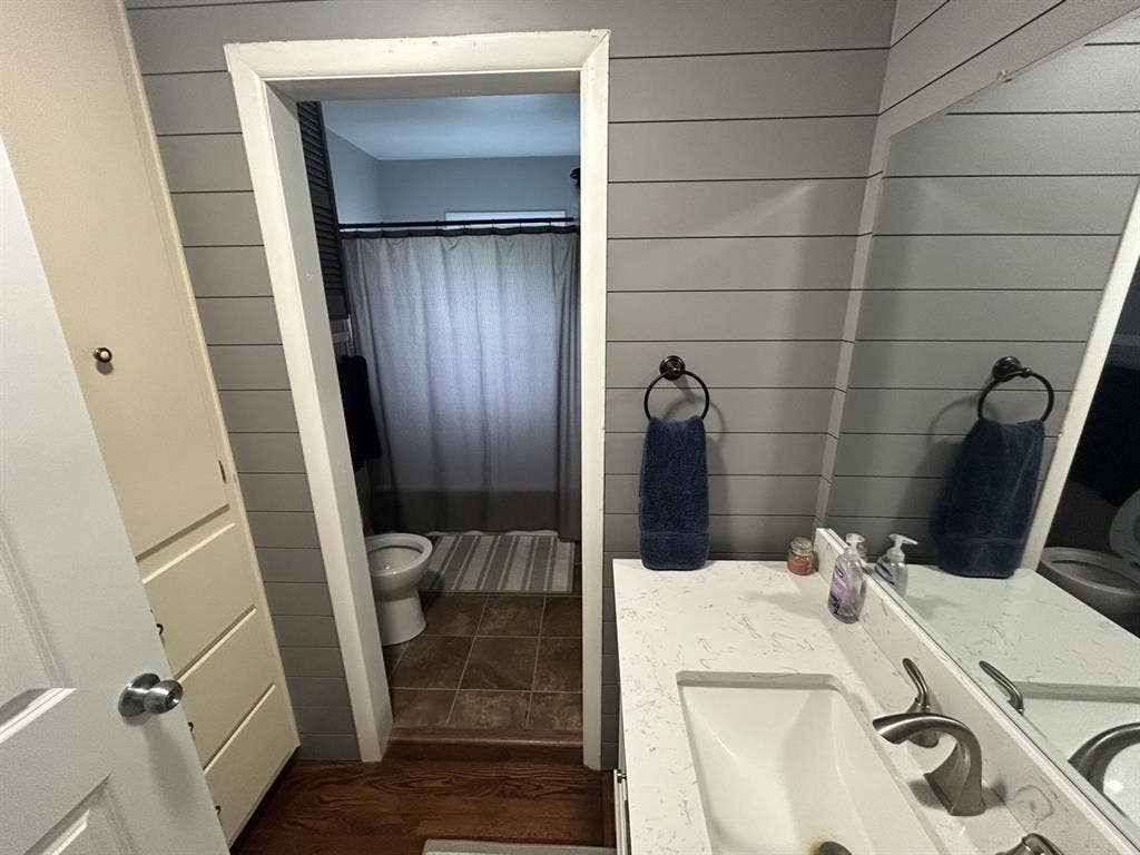 Looking for roommate in 3 bed house