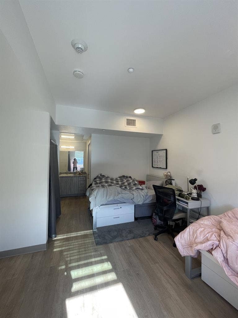 Female roommate wanted! Costa Mesa