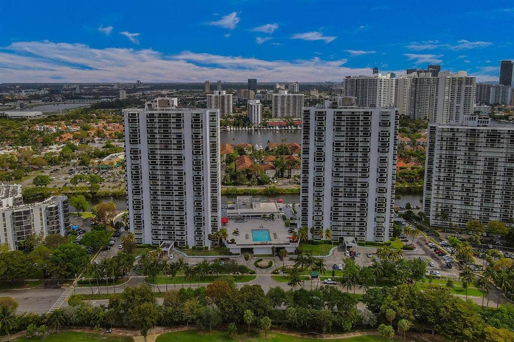 Aventura Views