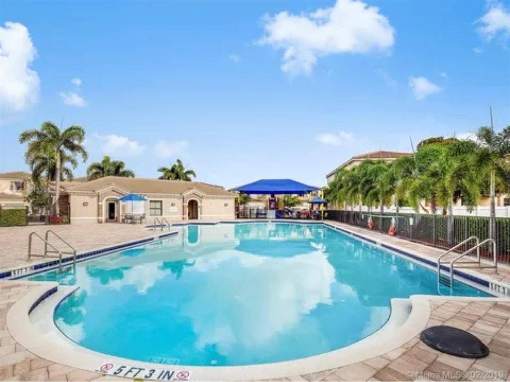 Move into Modern: Prime location!
