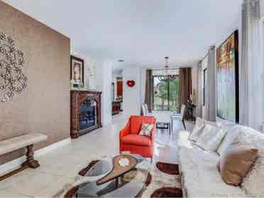 Move into Modern: Prime location!