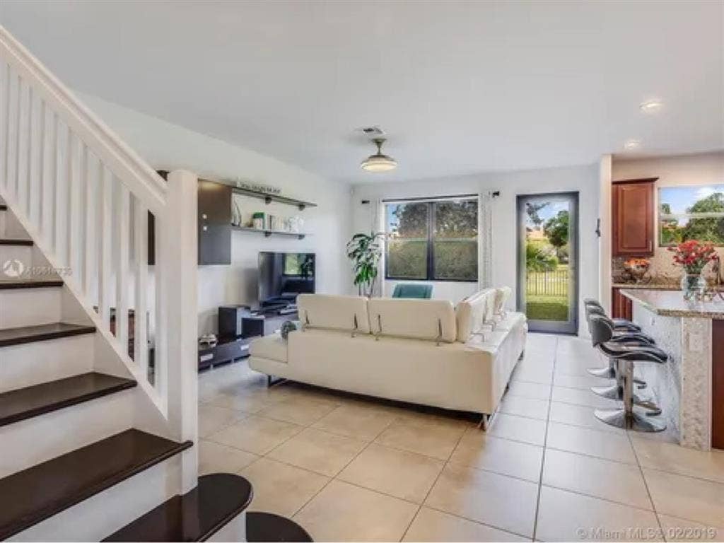 Move into Modern: Prime location!
