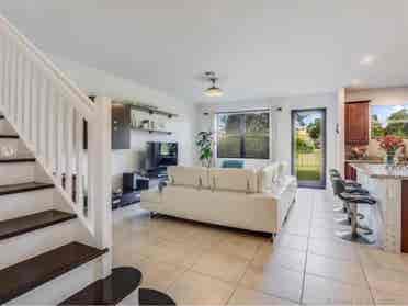 Move into Modern: Prime location!
