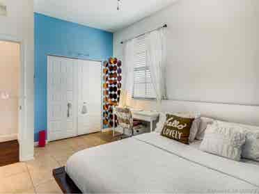 Move into Modern: Prime location!