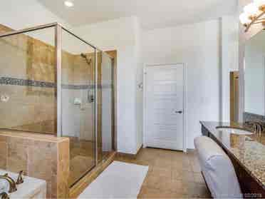 Move into Modern: Prime location!