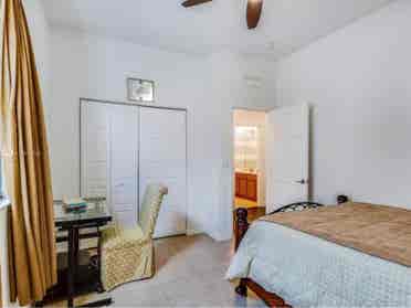 Move into Modern: Prime location!
