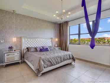Move into Modern: Prime location!