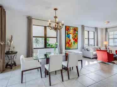 Move into Modern: Prime location!