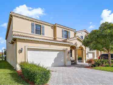 Move into Modern: Prime location!
