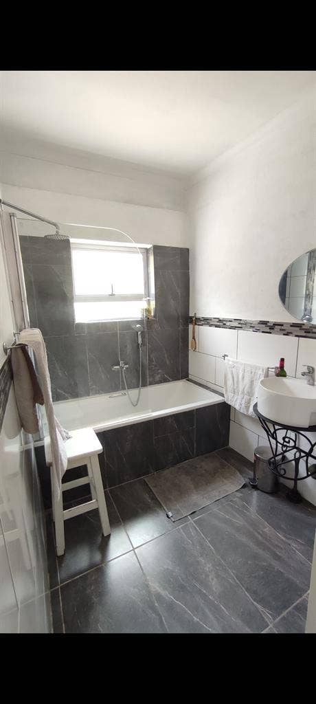 Looking for a house mate