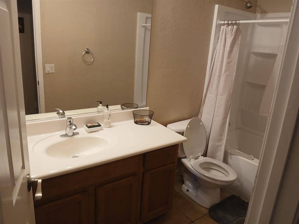3 rooms available in big house