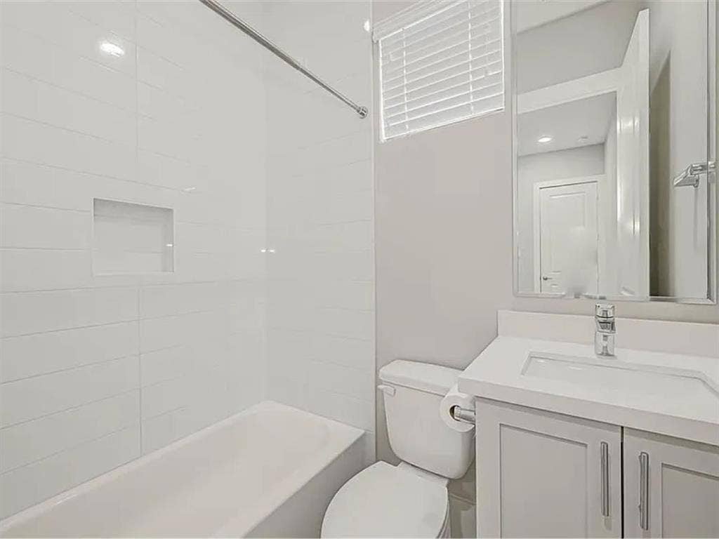3 Story House, 2 Rooms available!