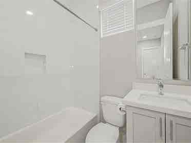 3 Story House, 2 Rooms available!