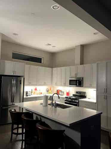 3 Story House, 2 Rooms available!