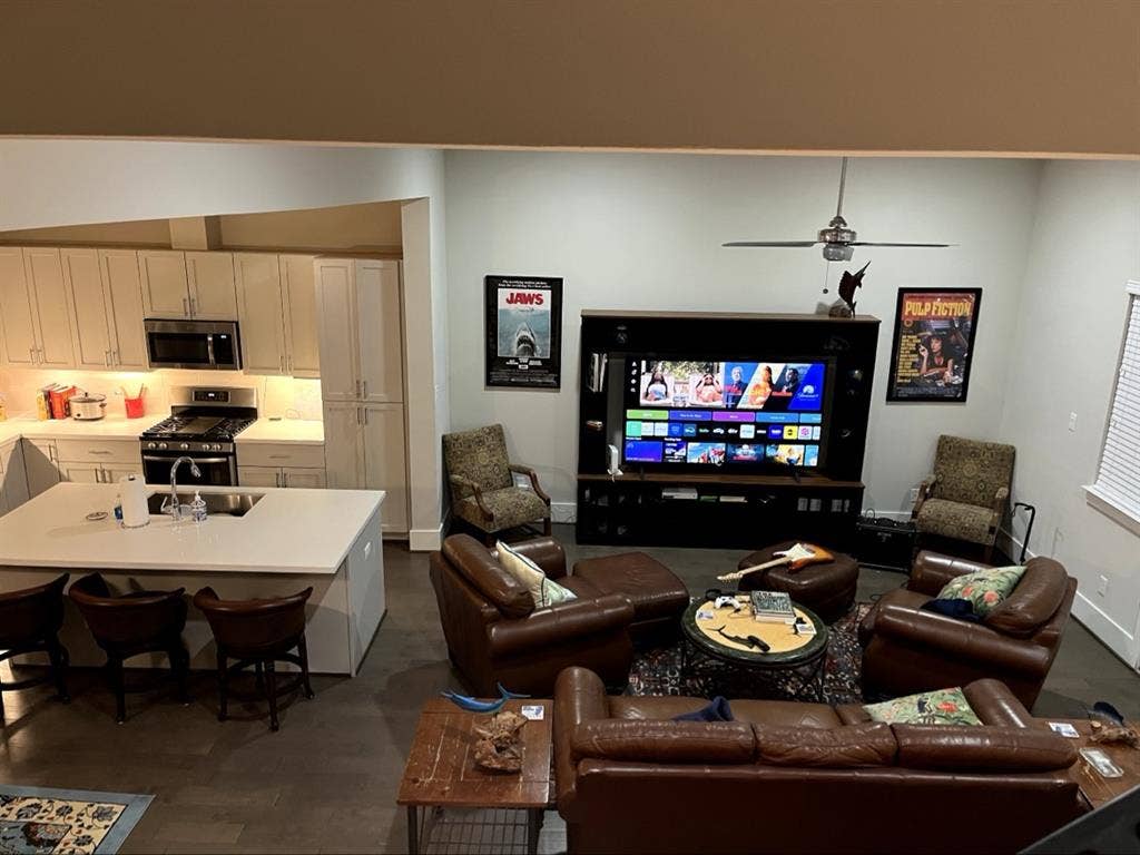 3 Story House, 2 Rooms available!