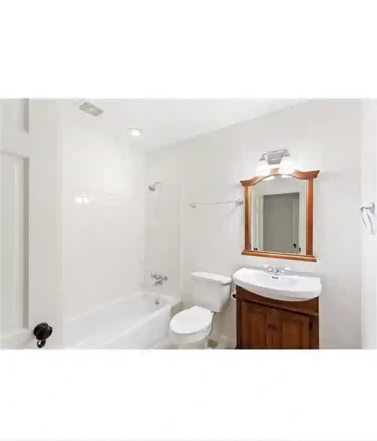 Beautiful home bedroom av