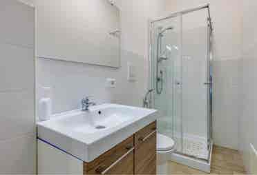 ampia stanza con bagno in camera