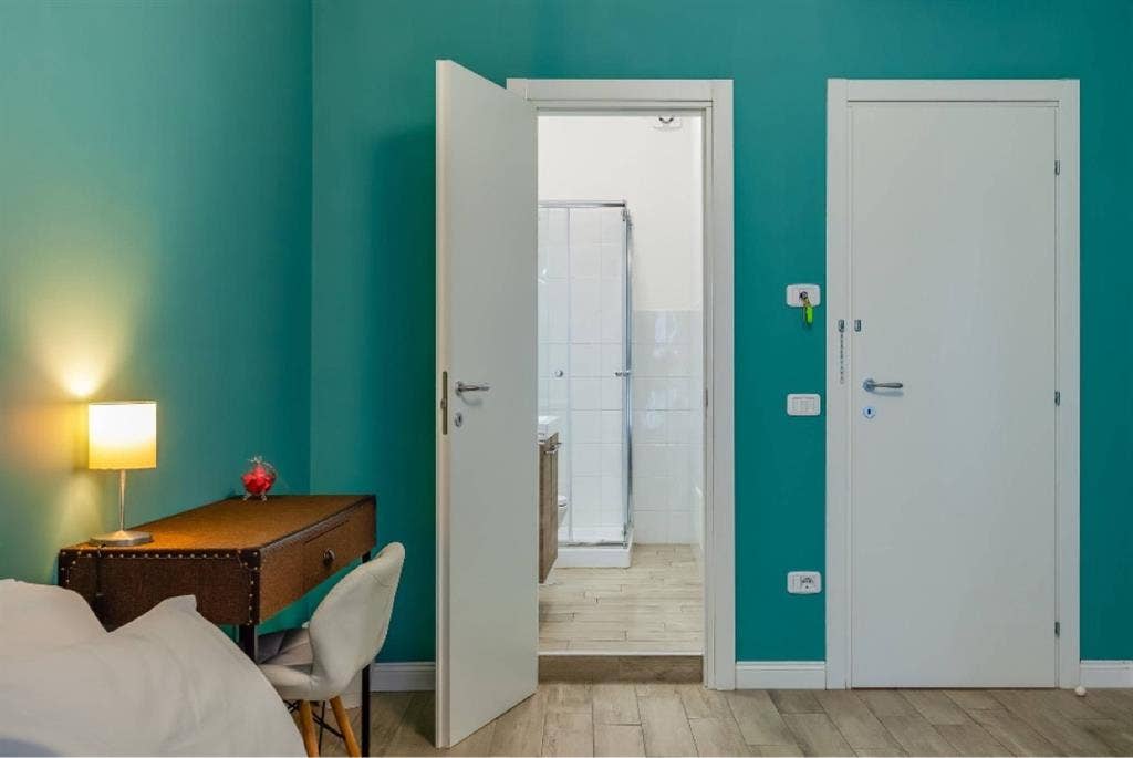 ampia stanza con bagno in camera