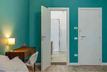 ampia stanza con bagno in camera