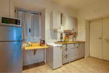 ampia stanza con bagno in camera