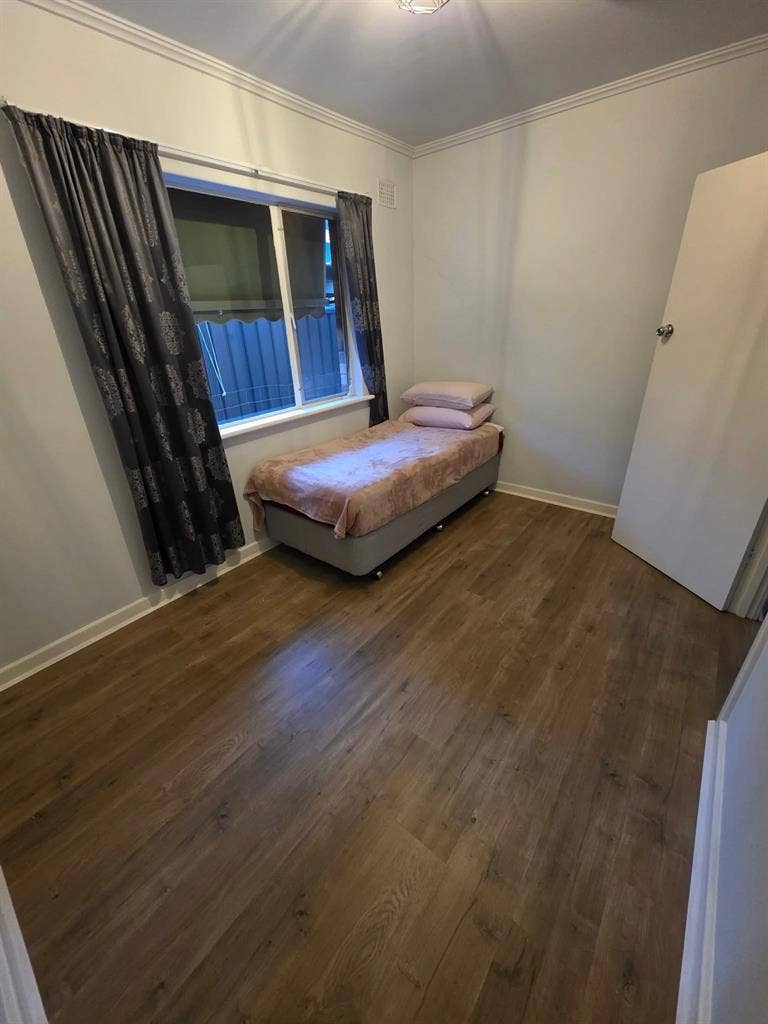 Small room near Flinders Uni