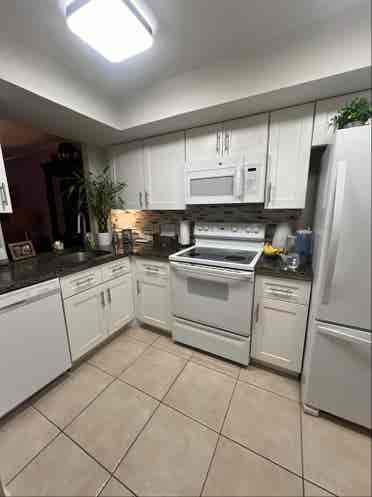 Bedroom w/ en-suite Oakland Parkk