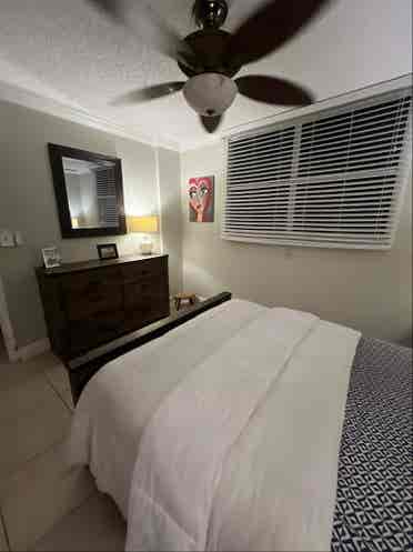 Bedroom w/ en-suite Oakland Parkk