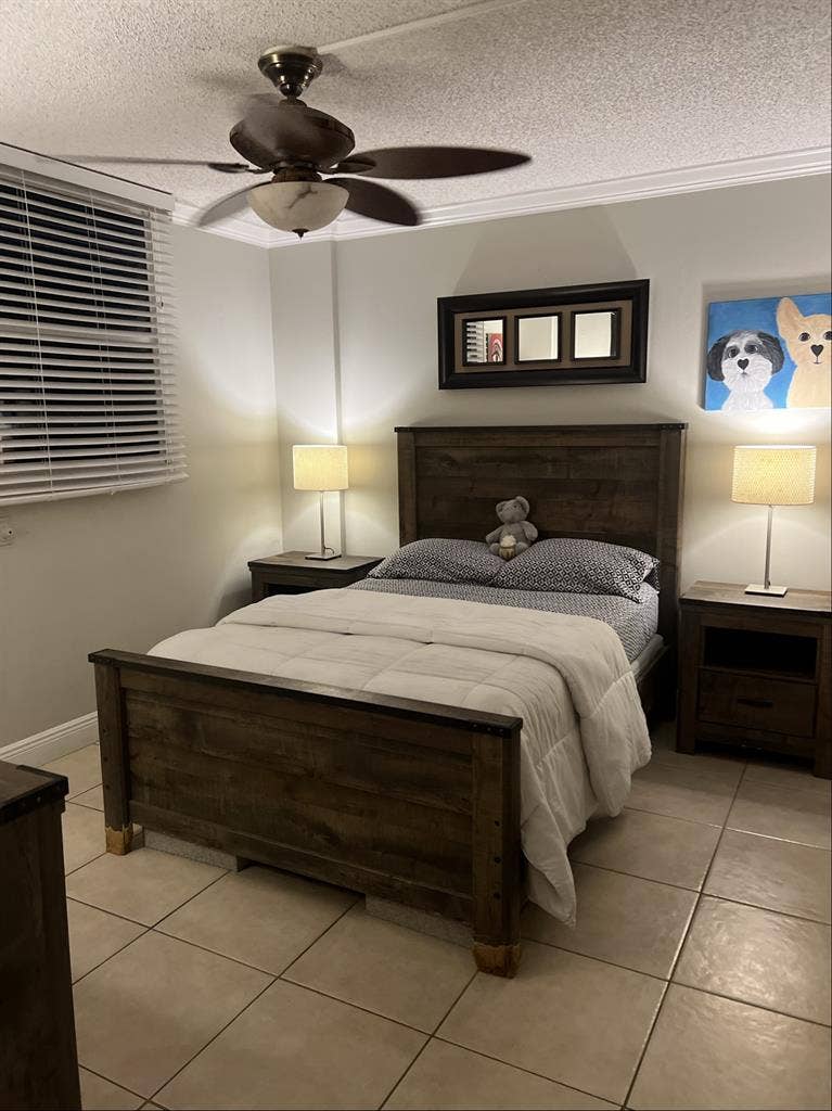 Bedroom w/ en-suite Oakland Parkk