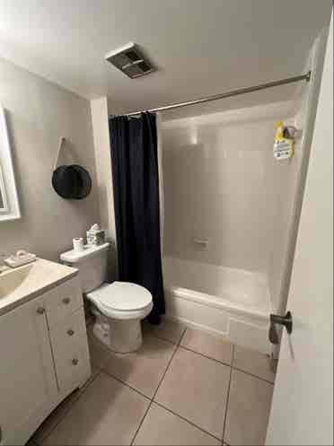 Bedroom w/ en-suite Oakland Parkk