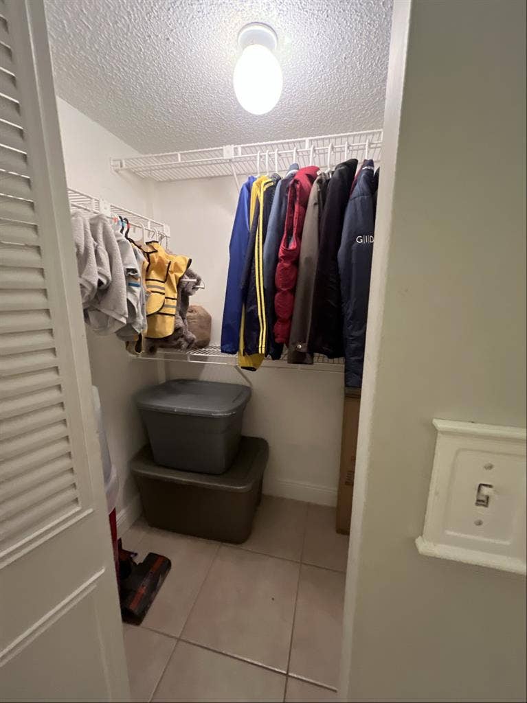 Bedroom w/ en-suite Oakland Parkk