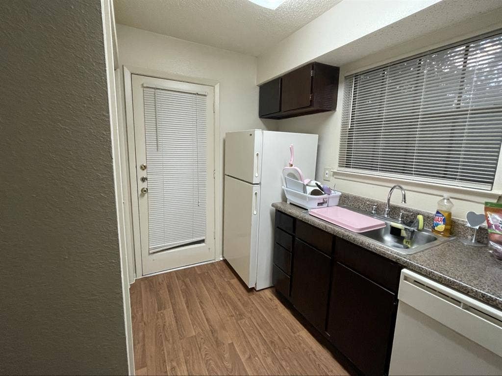 Female roommate only