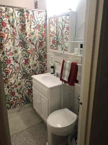 Room for rent in Forest Hills! 
