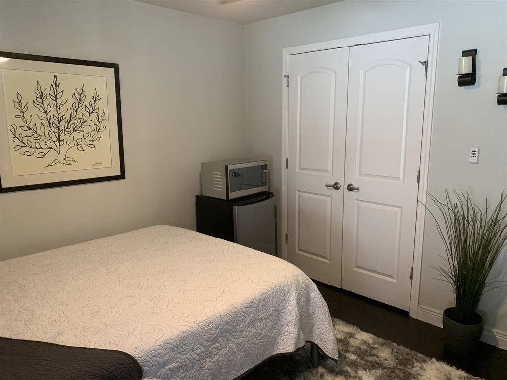 1 clean and furnished bedroom