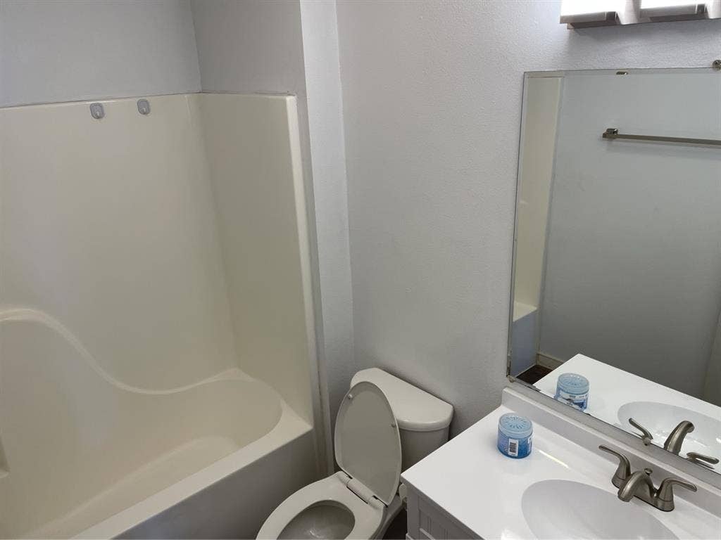 2 roommates needed