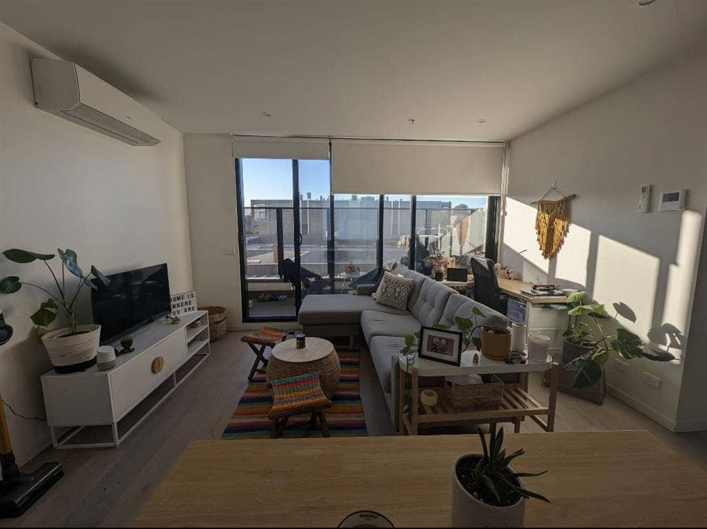 Furnished room with Priv bathroom.
