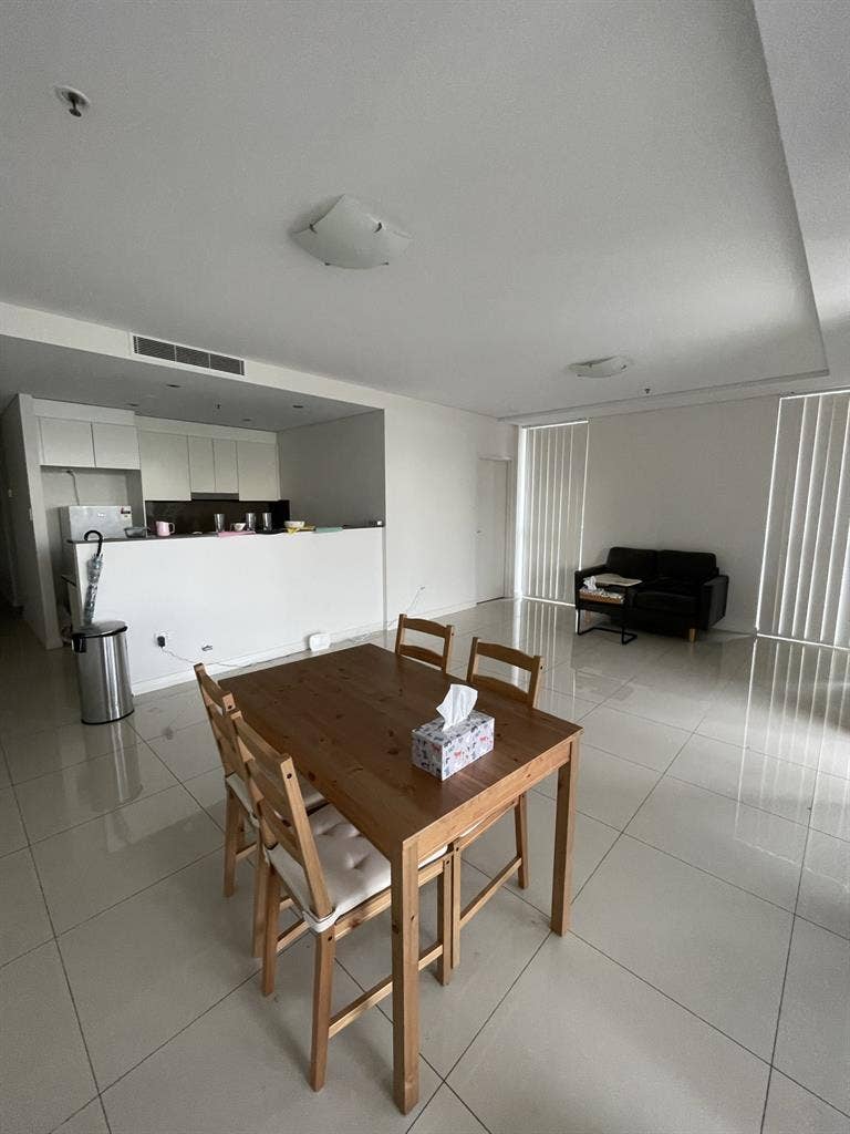 Looking for a girl roommate