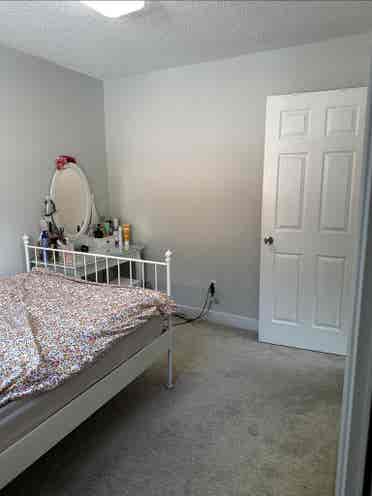 Roommate for short term