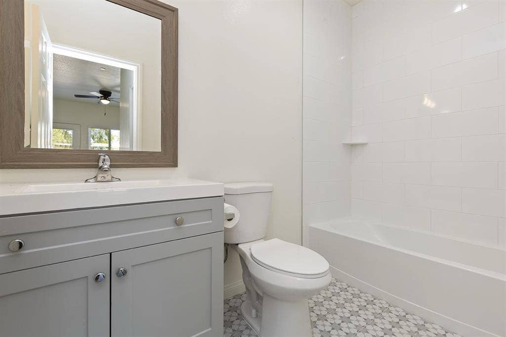 Master Room - Private Bath