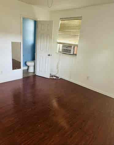 Room w/half bathroom for Rent