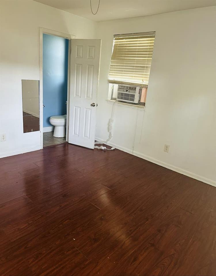 Room w/half bathroom for Rent