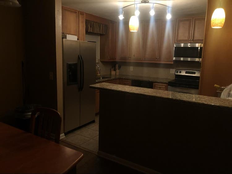Room w/half bathroom for Rent