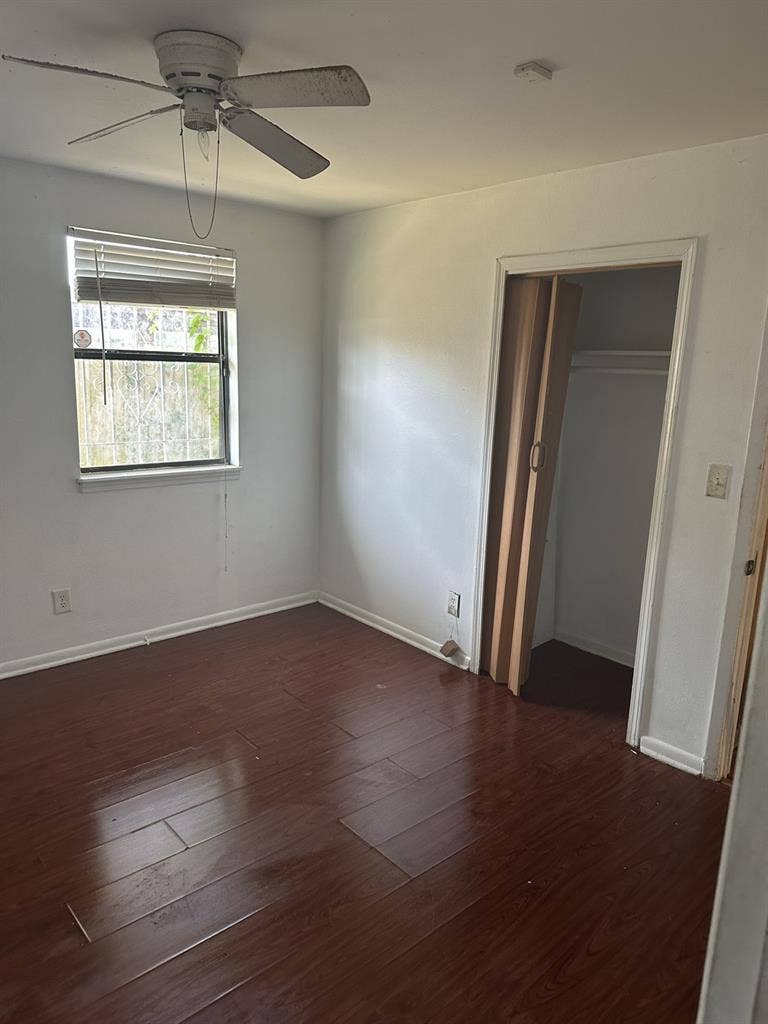 Room w/half bathroom for Rent