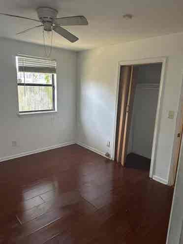 Room w/half bathroom for Rent