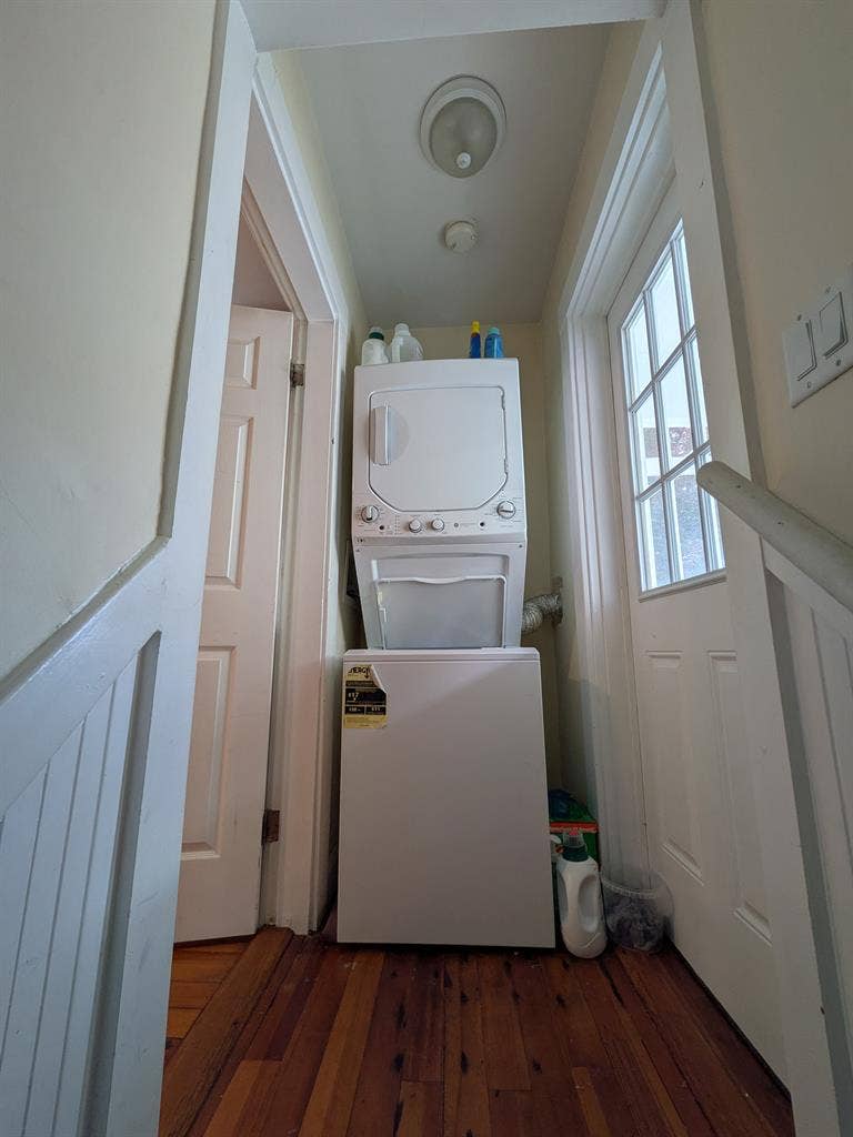 Seeking 2 Roommates in Brighton Apt